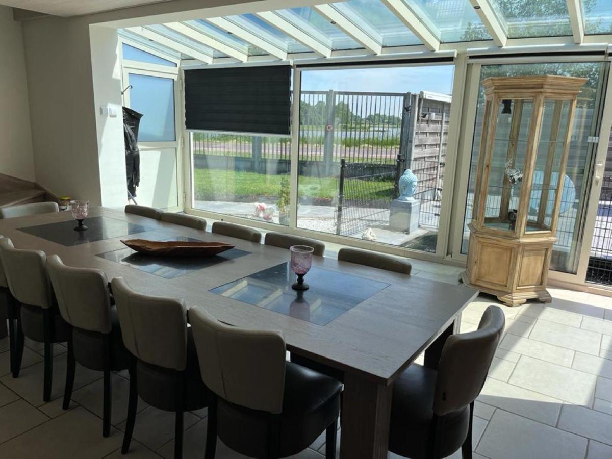 Comfortabele Woning Met Omheinde Tuin Aan Water Voor 12 P Oostburg Exterior photo