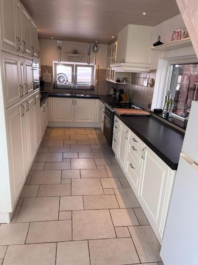 Comfortabele Woning Met Omheinde Tuin Aan Water Voor 12 P Oostburg Exterior photo