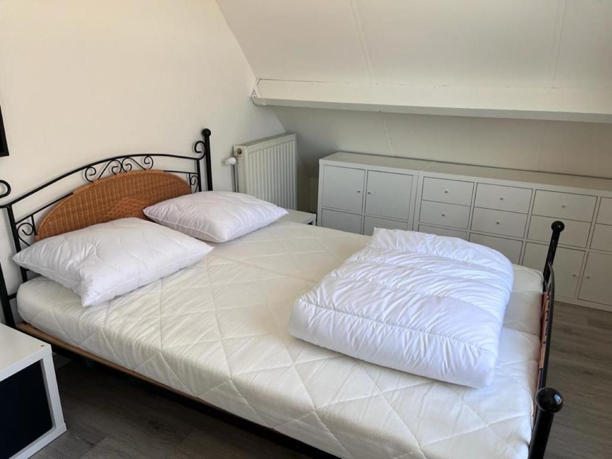 Comfortabele Woning Met Omheinde Tuin Aan Water Voor 12 P Oostburg Exterior photo